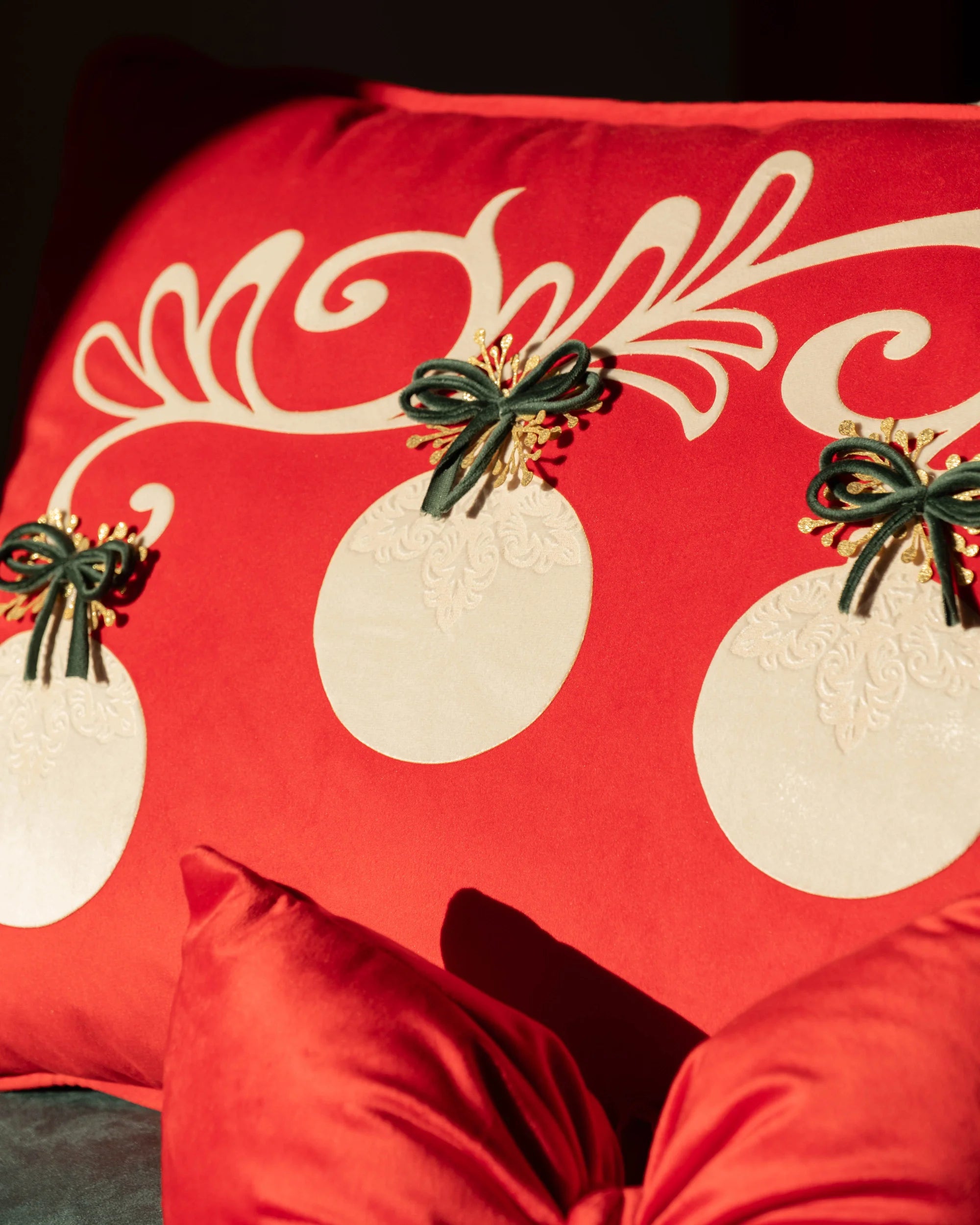 Cuscino con palline bianche