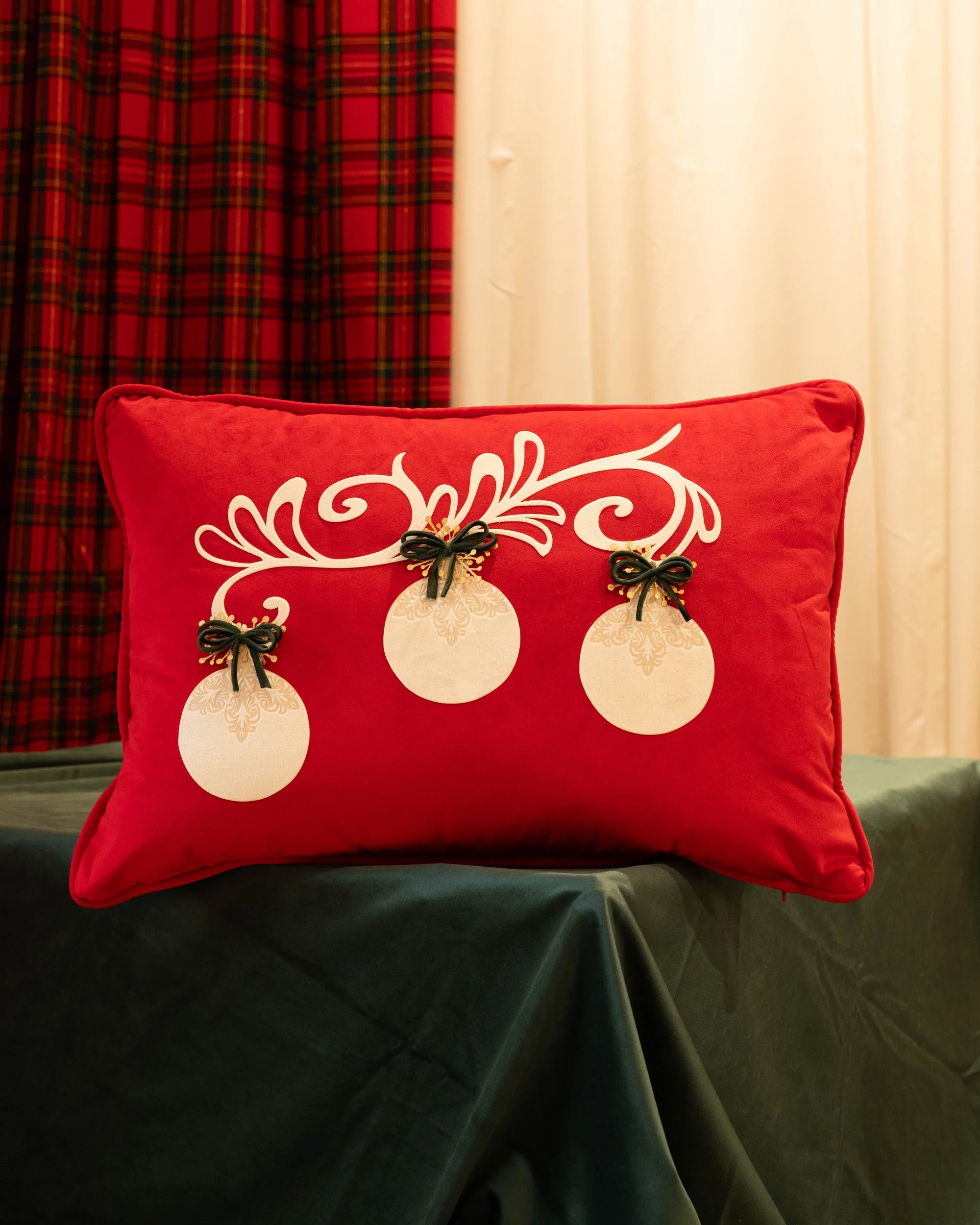 Cuscino con palline bianche